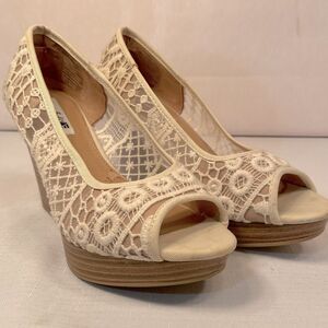 Cream Lace Peep-Toe Wedges Size 7 GUC